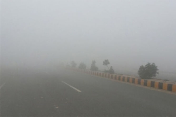 جاده‌های استان لغزنده و مه‌آلود است