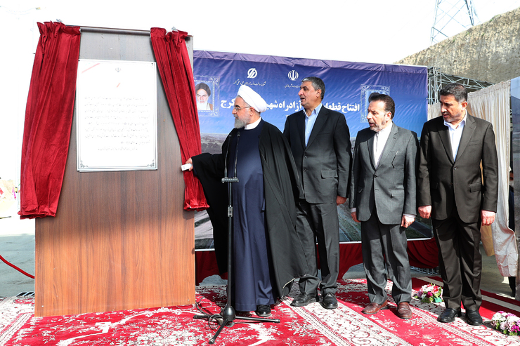 در مراسم افتتاح آزاد راه همت - کرج؛
روحانی: با کمک مردم و همت پزشکان از روزهای سخت عبور می‌کنیم