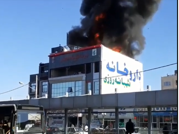 مهار آتش‌سوزی پشت‌بام یک مرکز درمانی در مشهد+فیلم