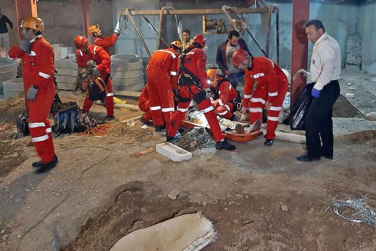 نجات مقنی گرفتار از عمق چاه در شهرک غرب مشهد