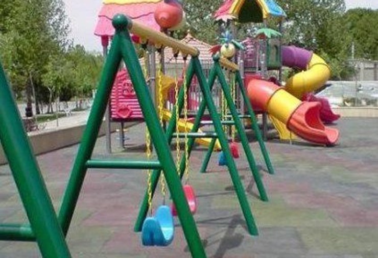 وسایل بازی کودکان در پارک خطی