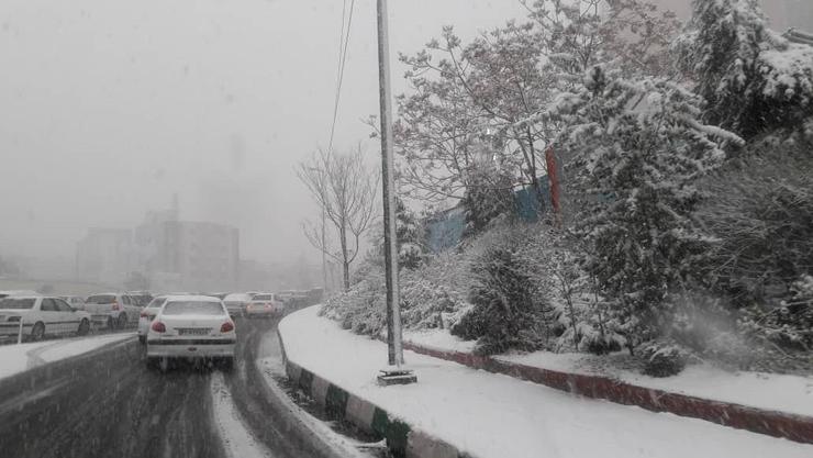 بارش اولین برف پاییزی در تهران + فیلم