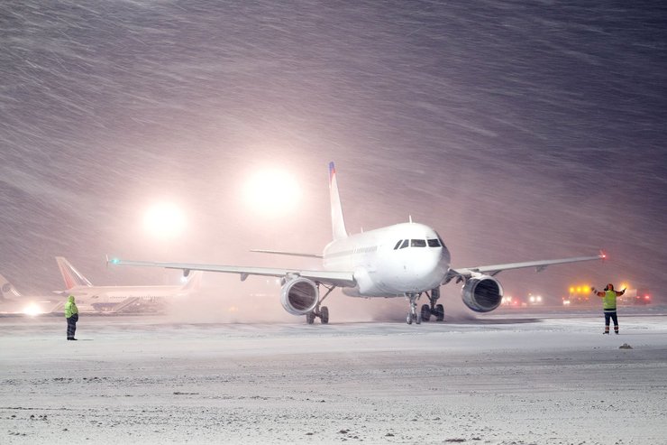 برنامه حرکت قطار و هواپیما با توجه به بارش برف مشهد
