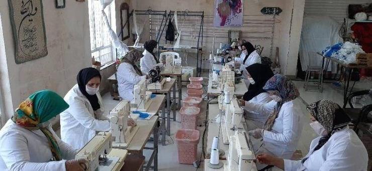 کارگاه صنایع دستی در تربت حیدریه ماسک تولید می‌کند