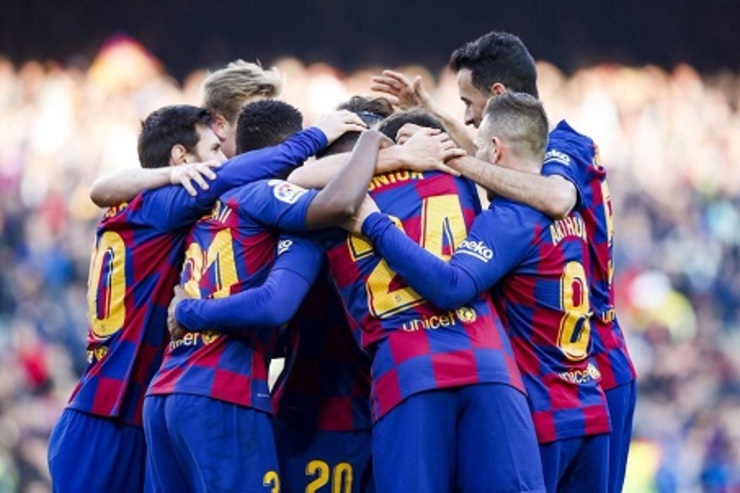 بارسلونا حقوق بازیکنان و کارمندانش را کم می‌کند