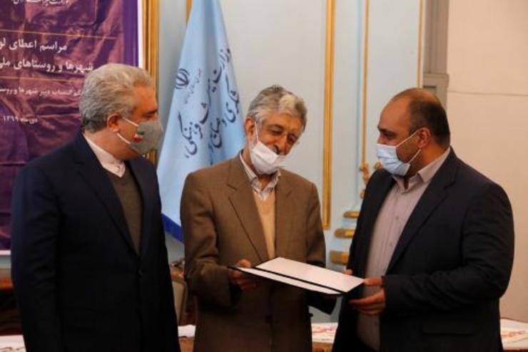 اعطای حکم دبیر شهرجهانی گوهرسنگ‌ها به شهردار مشهد