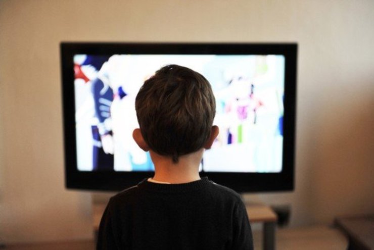 مضرات تماشای تلویزیون برای کودکان زیر ۴ سال