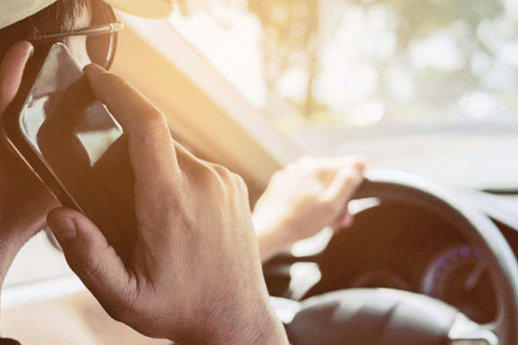 درباره آسیب‌های موبایلی که هنگام رانندگی می‌تواند برای راننده ایجاد کند