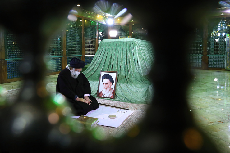 ویدئویی از حضور رهبر معظم انقلاب در مرقد مطهر امام خمینی (ره) و گلزار شهدا