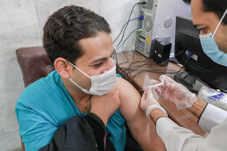 تزریق واکسن روسی کرونا به مدافعان سلامت مشهد
