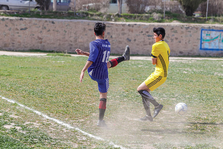 آغاز چهارمین دوره رقابت‌های فوتبال خاکی مشهد| رقابت محلی در حد جام‌جهانی!