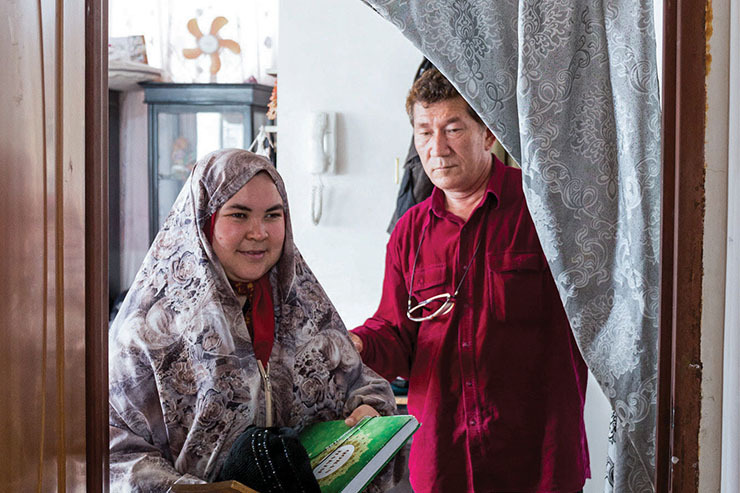 گفت‌وگو با هنرمند روشن دل افغانستانی که قصد دارد آیات قرآن را ببافد