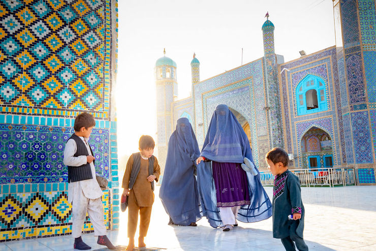 زیارت سخی در شهر مزارشریف افغانستان | ارادت افغانستانی‌ها به حضرت علی(ع) + عکس