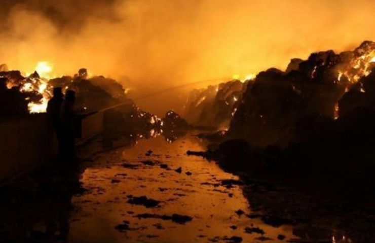 آتش سوزی مهیب در کارخانه کاغذ شهر بینالود نیشابور+فیلم