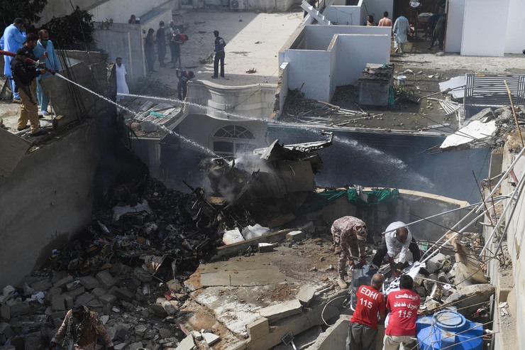 احتمال زنده ماندن برخی مسافران هواپیمای حادثه دیده پاکستان