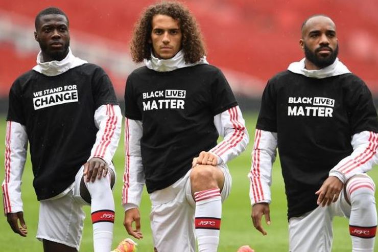 شعار «جان سیاهان مهم است» بر لباس بازیکنان لیگ جزیره