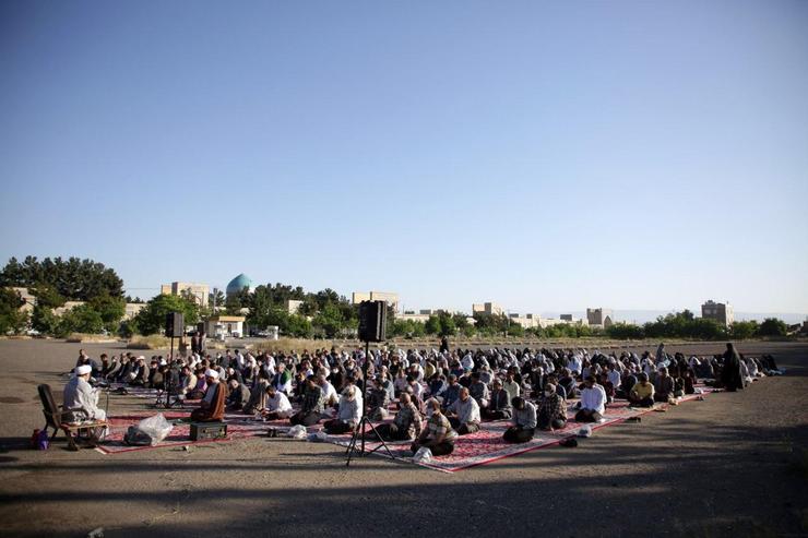 نماز عید فطر در بیش از ۱۵۰۰ مسجد خراسان رضوی اقامه شد