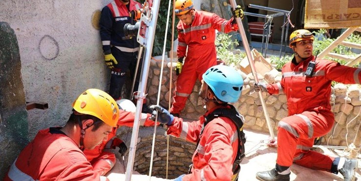 نجات ۲ مقنی از عمق چاه ۱۵۰ متری توسط آتش نشانان مشهدی