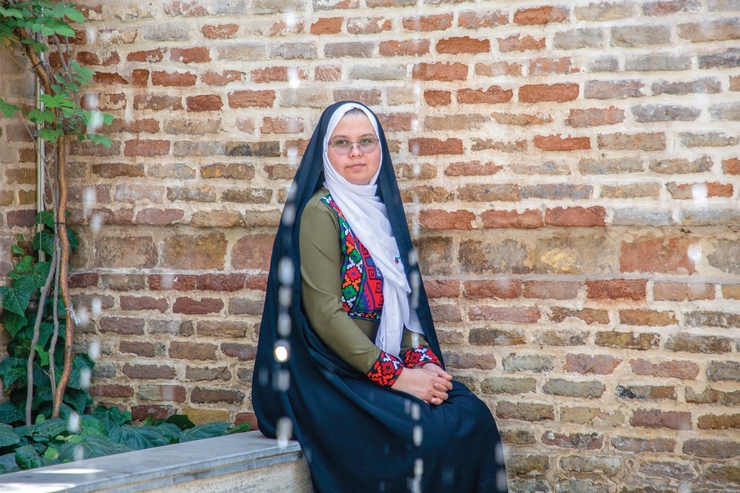 دست های خالی پای گل های قالی | گفت وگو با زهرا حسینی مهاجر افغانستانی که برای توانمندسازی زنان مهاجر تلاش می‌کند