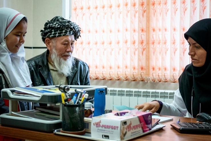 گفت‌وگو با تنها پزشک افغانستانی اصفهان | مهاجران فراموش کرده‌اند که می‌توانند موفق شوند