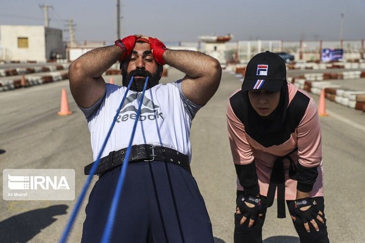 ثبت رکورد جهانی کشیدن کامیون با دندان توسط برادر و خواهر خوزستانی + تصاویر