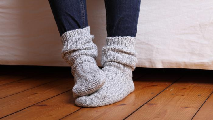 ۴ دلیل پزشکی برای سردی پا‌ها و راه‌های درمان آن