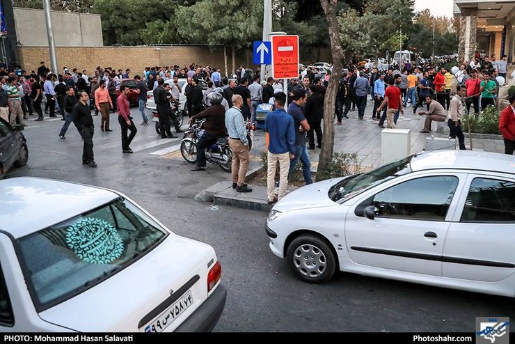 کاهش قیمت دلار برخی خیابان‌های تهران و مشهد را شلوغ کرد | فروش شبانه دلار