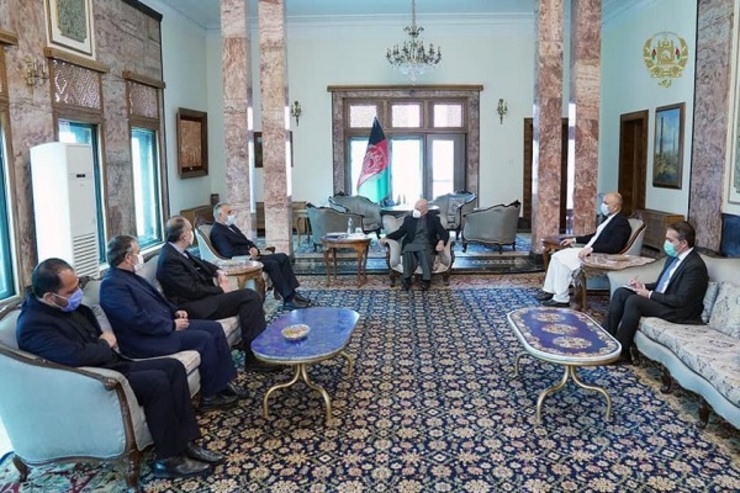 توسعه همکاری‌های مشترک، محور دیدار غنی با نماینده ایران در امور افغانستان