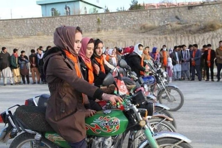 دختران موتورسوار در دایکندی افغانستان + تصاویر