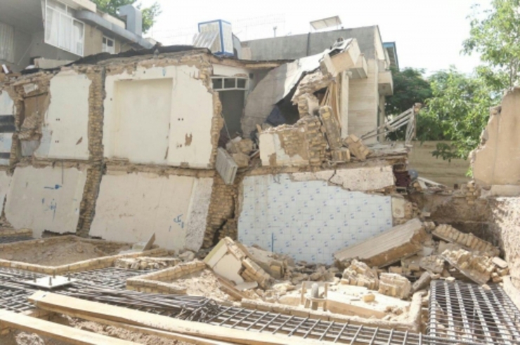  گودبرداری غیراصولی در مشهد باعث تخریب ساختمان ۲ طبقه شد
