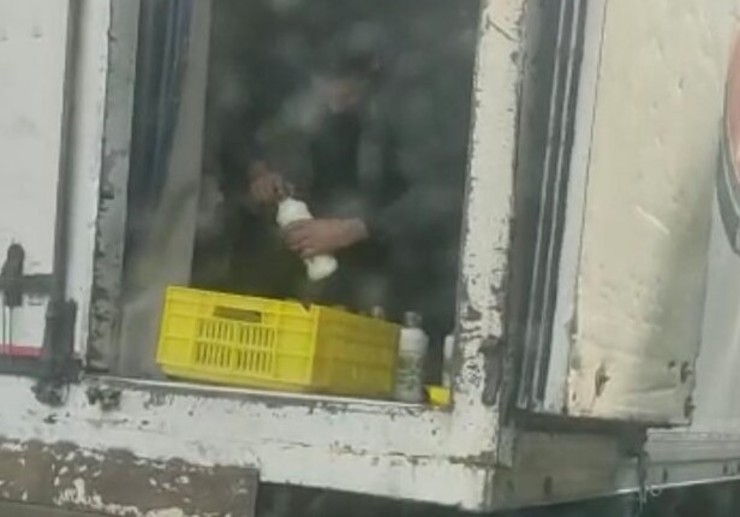 ماجرای کامیون شیر و پر کردن بطری‌ها با آب در تهران + فیلم