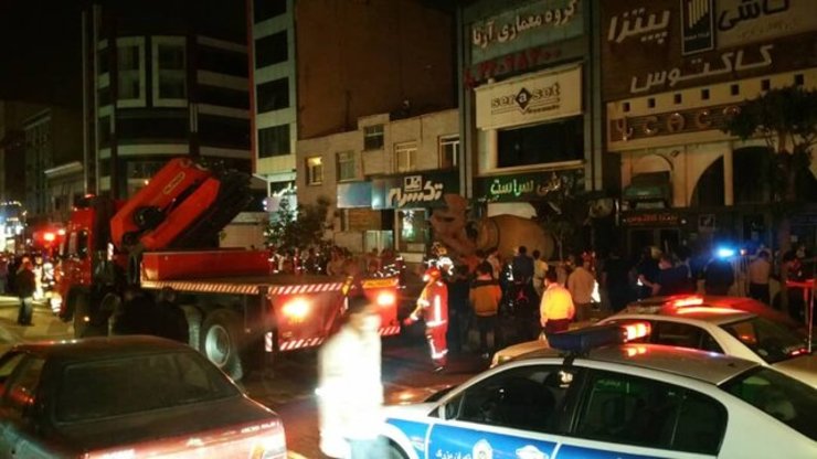 حادثه ورود کامیون آتش گرفته به منزل مسکونی در تهران + فیلم و عکس