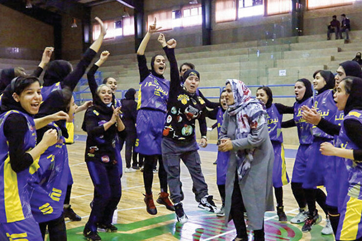 قهرمانی تیم نیشابور در لیگ دسته ۲ بسکتبال بانوان| جام طلایی در دست دختران خراسانی