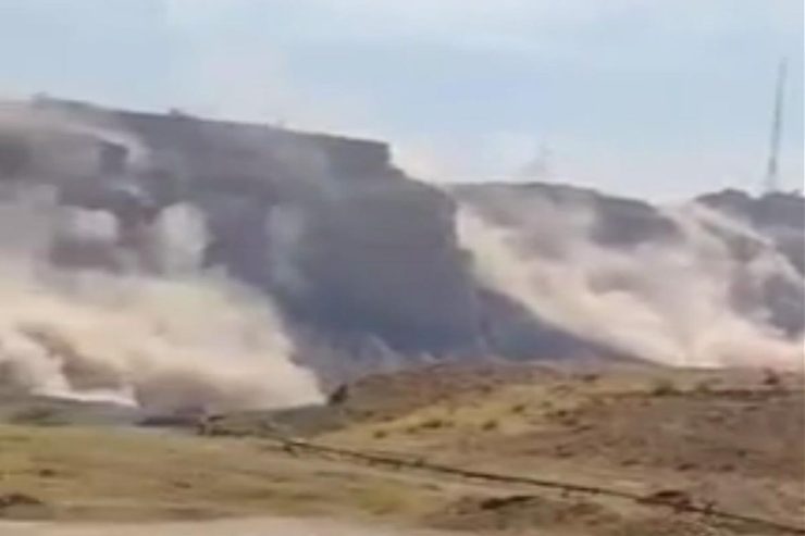 لحظه ریزش کوه در زلزله امروز بوشهر و گناوه + فیلم