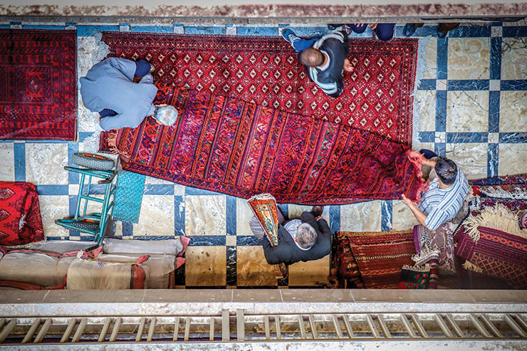 داستان راه افتادن بازار فرش دستی مشهد و روایت‌هایی درباره رفوگری وباربری فرش