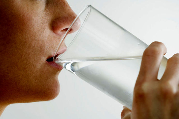 ۵ باور اشتباه درباره نوشیدن آب