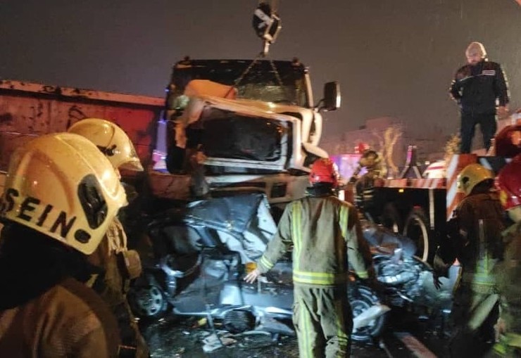 تصادف زنجیره‌ای ۱۴ خودرو در بزرگراه شیخ فضل الله تهران + فیلم و عکس