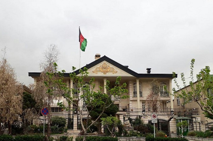 منابعی در سفارت افغانستان در تهران تحویل سفارت به طالبان را رد کردند