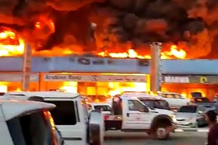 آتش به جان نمایشگاه خودرو دبی افتاد | ۶۰ خودرو نابود شد + ویدئو