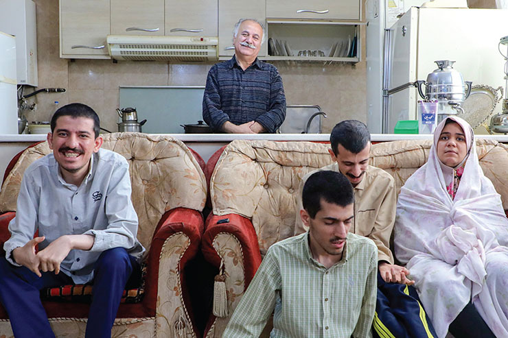 روایتی از مهمانی در خانه باصفای تاکسی‌دار مشهدی که ۴ فرزند معلول دارد