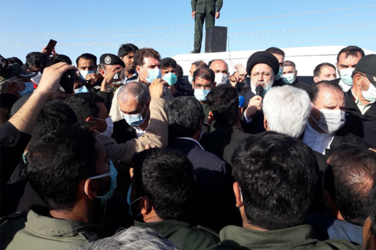 حضور رئیس جمهور در روستای سیل‌زده کرمان | احداث سیل‌بند برای رفع مشکل سیل جنوب کرمان ضروری است