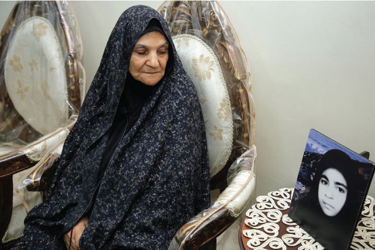 مادر شهید مهری زارع از روز‌های انقلاب اسلامی می‌گوید که دخترش زیر تانک له شد