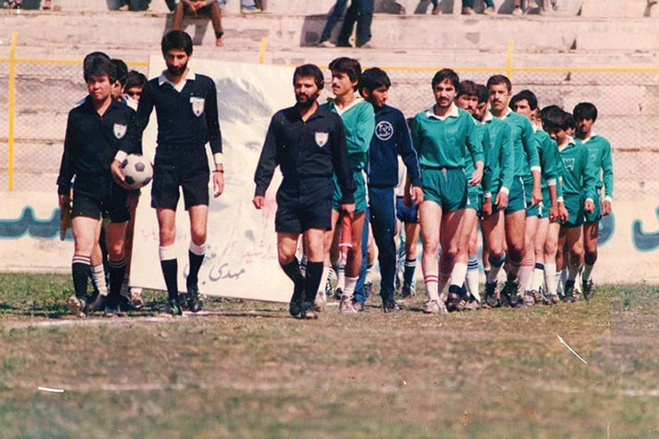 قاب خاطره | نمایی از شروع یکی از مسابقات فوتبال جوانان باشگاه‌های مشهد در دهه ۶۰
