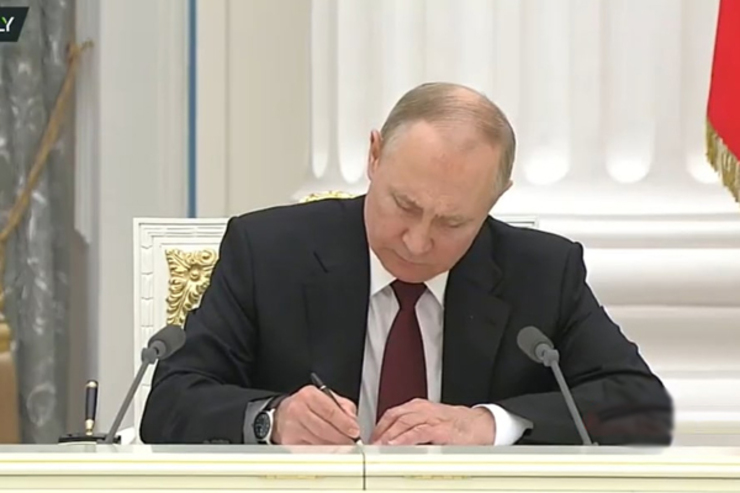 قطعنامه‌ استقلال دونتسک و لوهانسک توسط پوتین امضا شد + واکنش ها به فرمان پوتین و خوشحالی مردم شرق اوکراین