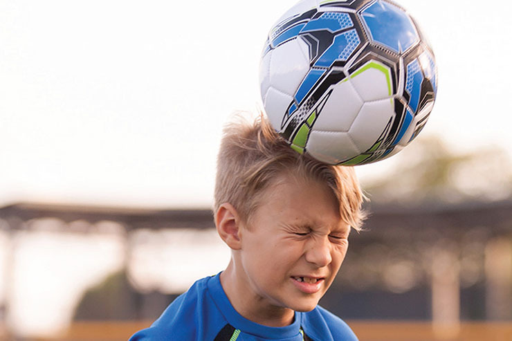 هد زدن در فوتبال باعث اختلال در مغز می‌شود