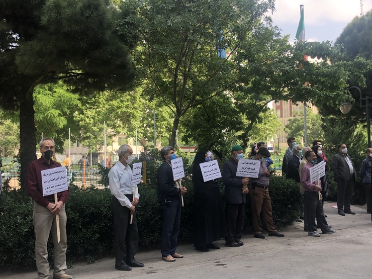 حضور جمعی از کارگران و بازنشستگان در روز کار و کارگر در مشهد