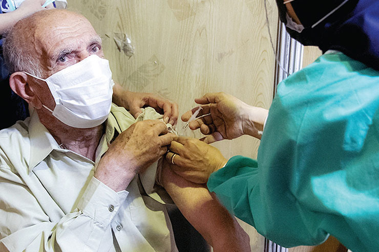 روایتی از تزریق واکسن کرونا به بیش از ۸۰ ساله‌ها | ایمن سازی سالمندی