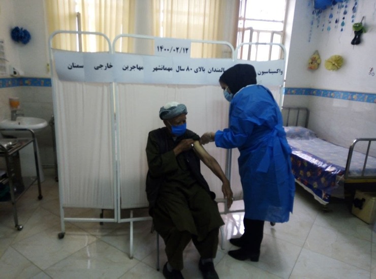 مهاجران افغانستانی بالای ۸۰ سال در مهمانشهر سمنان واکسن کرونا دریافت کردند + عکس
