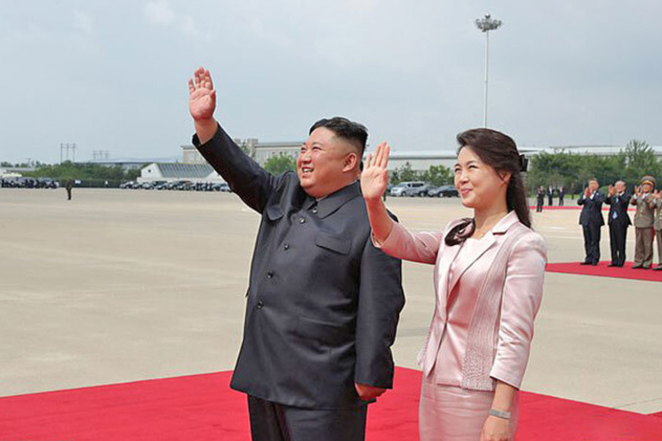 حضور رهبر کره شمالی و همسرش در یک نمایش بدون ماسک + عکس