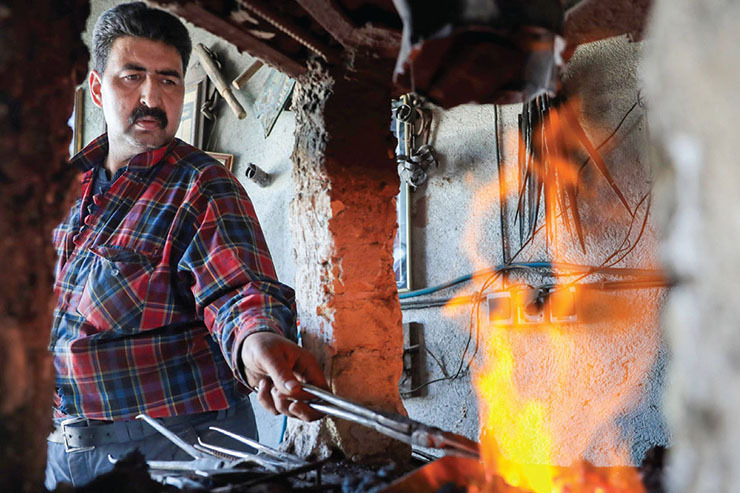 خانواده غلامپور، سه نسل است که چراغ آهنگری را روشن نگه داشته است